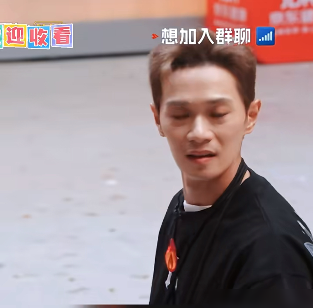 曹骏在直播现场直接把麦抢了。
9月4号二公，他空翻落地后耳返直接罢工，后半程全靠肌肉记忆硬唱。评委没骂他，火力全冲着陈若轩去，说人家太紧。陈若轩低头道歉，刘畊宏想圆场。
曹骏没等主持人走流程，直接开麦：我耳返里什么都没听到，完全是跟着感觉唱的。一句话把评委堵回去。工作室事后补刀，确认上台前和表演