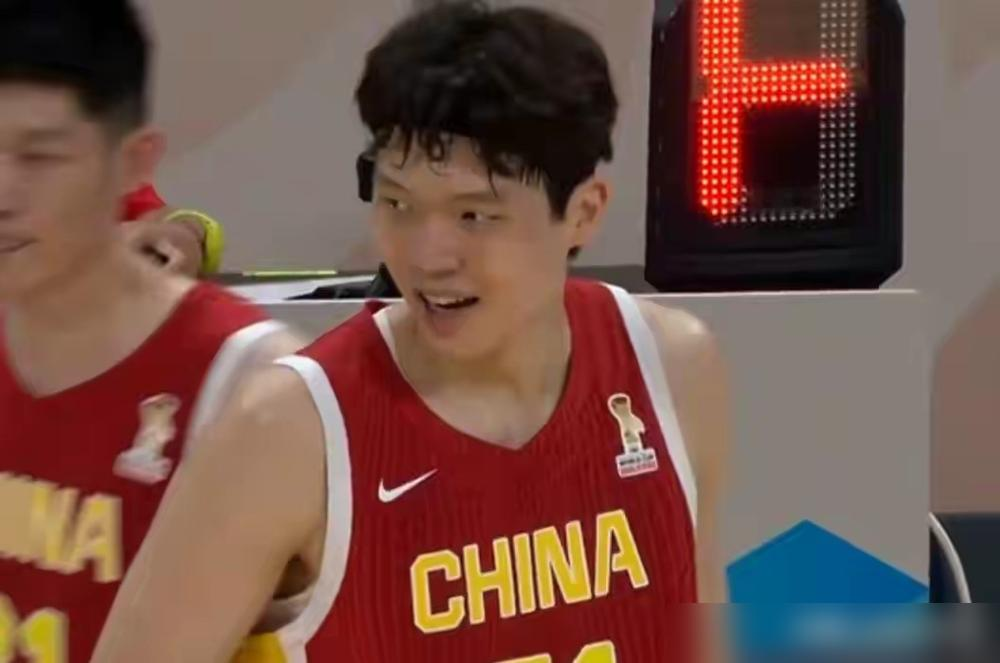 19分38秒，11投7中，15分9板，正负值+17全队最高。杨瀚森打出了国家队生涯最舒服的一场球。
不是他变了，是球终于过他的手了。
以前怎么打的？蹲篮下，等喂球，后卫不传，他就折返跑。活活憋成蓝领。这场教练把战术改了，弧顶拿球，高位策应，三分、突破、勾手全来了，带队一波12-0直接打花。
胡