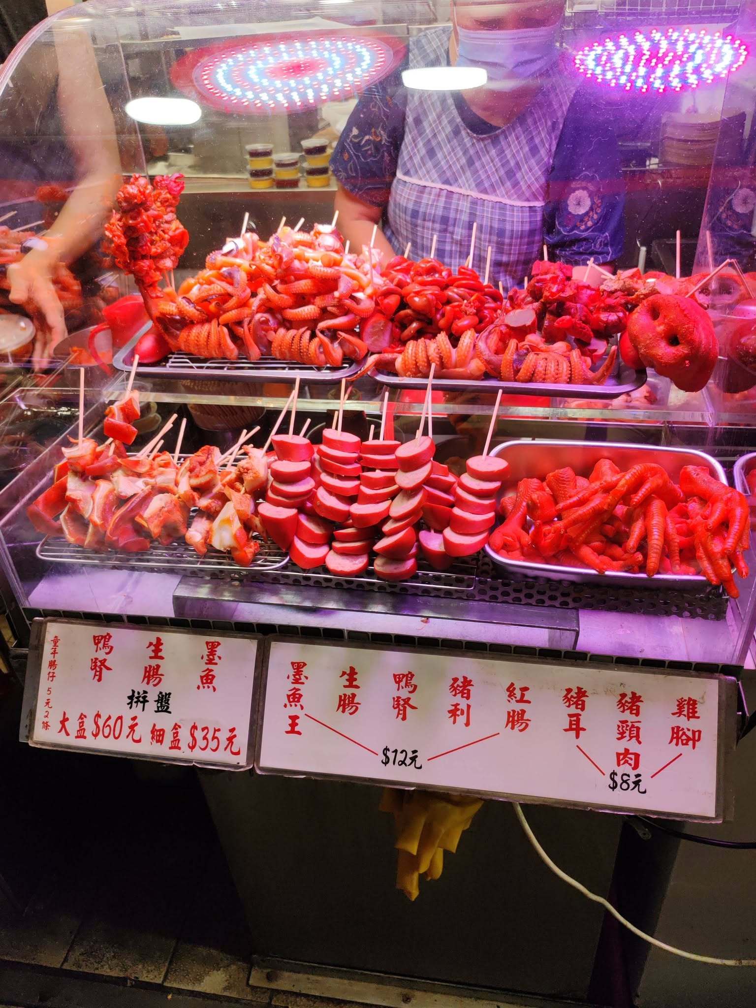夜晚，一陣滷味香！來個雞翼尖！ ​​​