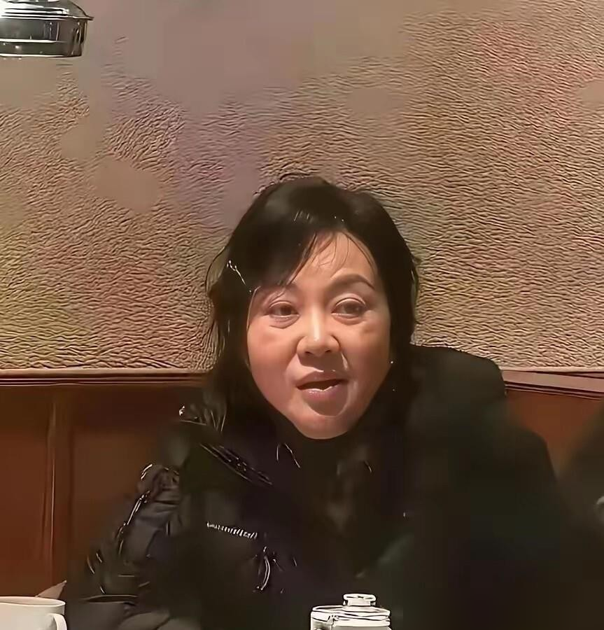 55岁闫妮，被拍到素颜吃火锅，网友炸了。
底下评论吵翻天：有人说老成这样了，有人说不医美才真实。
但闫妮本人压根不在乎。前阵子上节目，她自曝去相亲，对方说50多岁，她脱口而出太老了吧。
话刚落地自己先笑喷了：哎呀妈呀，我也50多了啊。
她现在找对象，不看脸也不看钱，就一条，待在一起舒服。90