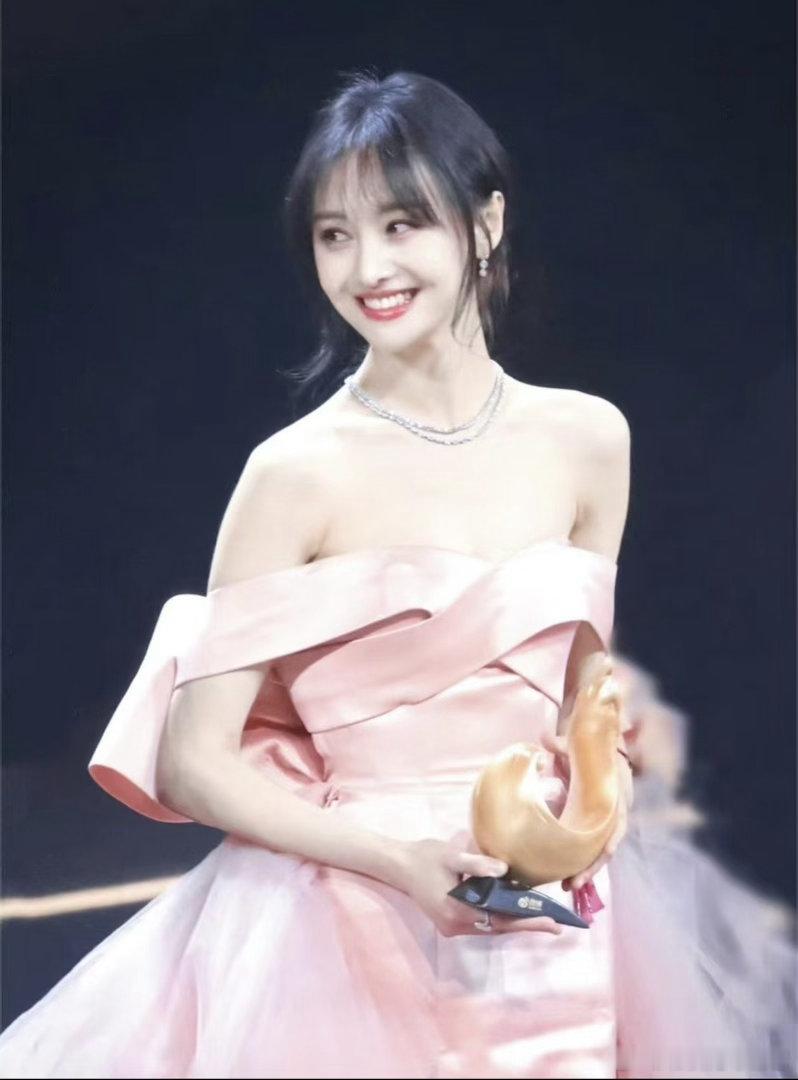 #微微一笑很倾城改名一笑倾城#
疯了吧、什么骚操作啊、可以质疑爽子演技但颜值这一块无人可替代、贝微微只认郑爽 ​