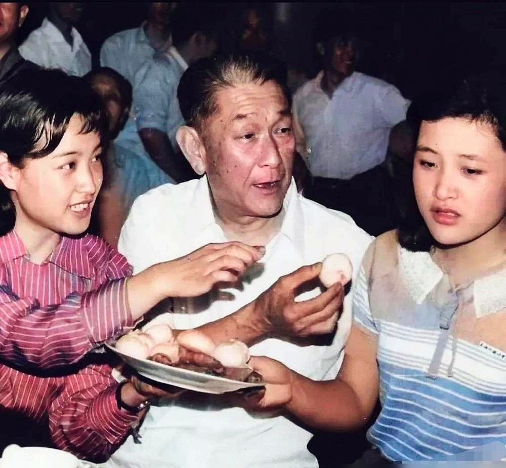1980年百花奖，拿下最佳女配的刘晓庆，身上穿的那条浅色裙子，其实是新晋影后陈冲从箱底翻出来借给她的。

一张1979年《小花》的黄山片场照，扯出了这桩旧事。当年刘晓庆跪在石阶上抬担架，膝盖磨烂渗血。陈冲眼睛野得发亮。片子一火俩人都红了。坊间传她俩不和，唐国强亲自辟谣：好着呢，天天围一块儿改剧本。