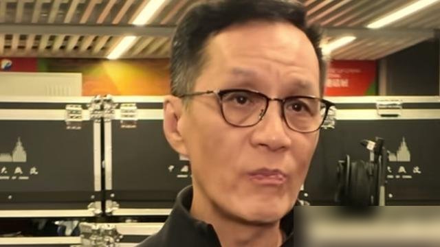 当年中戏北电嫌冯远征长得不行，他只能去拉链厂当工人，最后是人艺把他捞走的。现在他当上人艺院长，想找几个“长得普通”的演员，反而找不着了。
他说现在艺校招生全挑高个子，一米五几的女演员、一米七的男演员，几乎绝种。《茶馆》里“黄胖子”那种特型角色，眼看要后继无人。
听着像笑话，其实是行业把自己路走窄