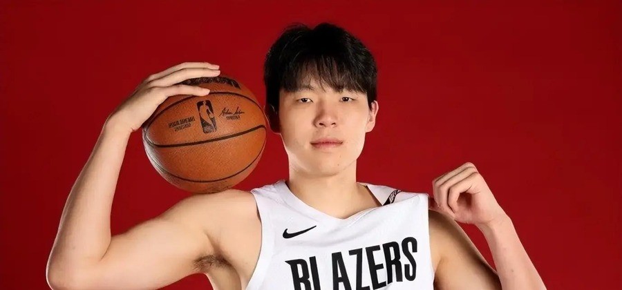 总经理刚夸完杨瀚森未来可期，转头就让他跟四个人抢第三中锋——新秀季命中率31%的二年级生，窗口只剩最后一年了
克罗宁在媒体日上把话说得很漂亮，杨瀚森在夏季联赛和中国男篮的表现“呈现出很好的上升轨迹”，球队对他的未来“保持非常乐观”。但紧接着，这位总经理补了一句更实在的话：进入训练营，杨瀚森要竞争的是