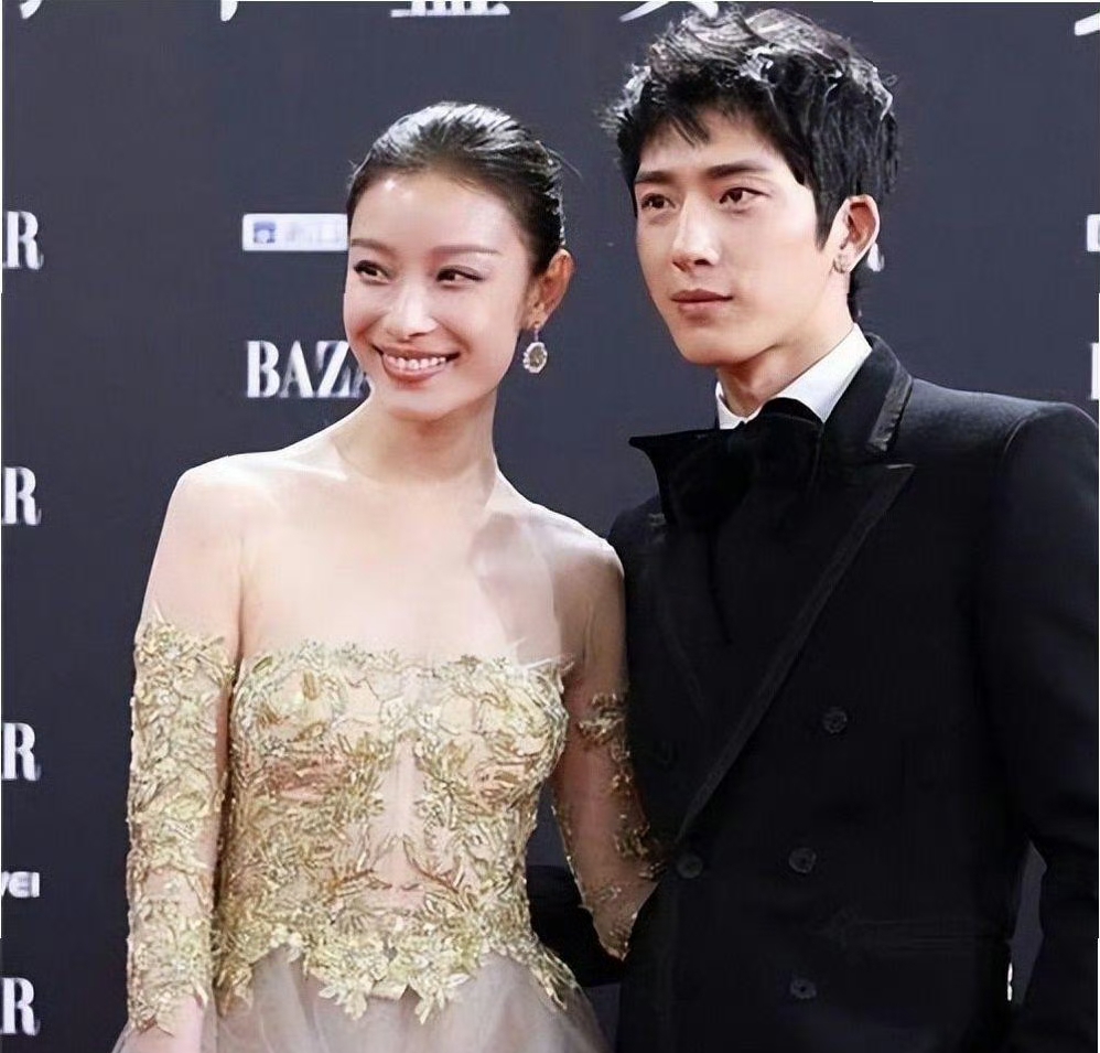 网友的想象力也太丰富了吧。

近日，倪妮一身黑色长裙，撑着黑伞，脚踩井盖，氛围感绝了！

而网友的关注点在倪妮脚下踩的井盖上，因“井”字谐音被网友联系到倪妮的前任井柏然身上，被网友调侃对旧情的“弱势反击”。

有没有可能就是一个巧合而已，网友过度解读了。

倪妮井柏然分手一晃已经八年了，算得上内娱恋
