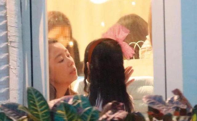 霍建华给女儿庆生仪式感满满，林心如造型精致亮眼，小海豚气质也太像妈妈了 ​