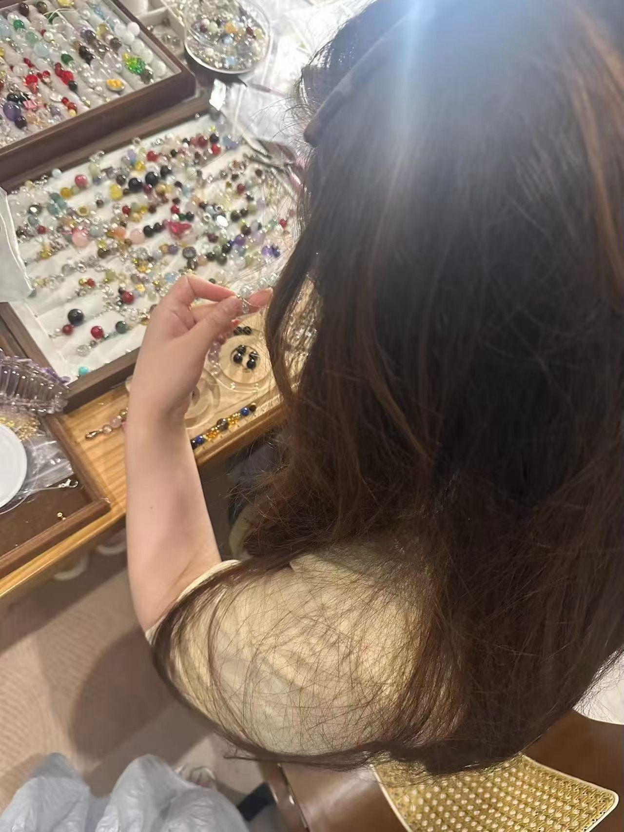  设计团队在做新款， 成品出来，全团队：哇哇哇～好美啊  预测下一个...