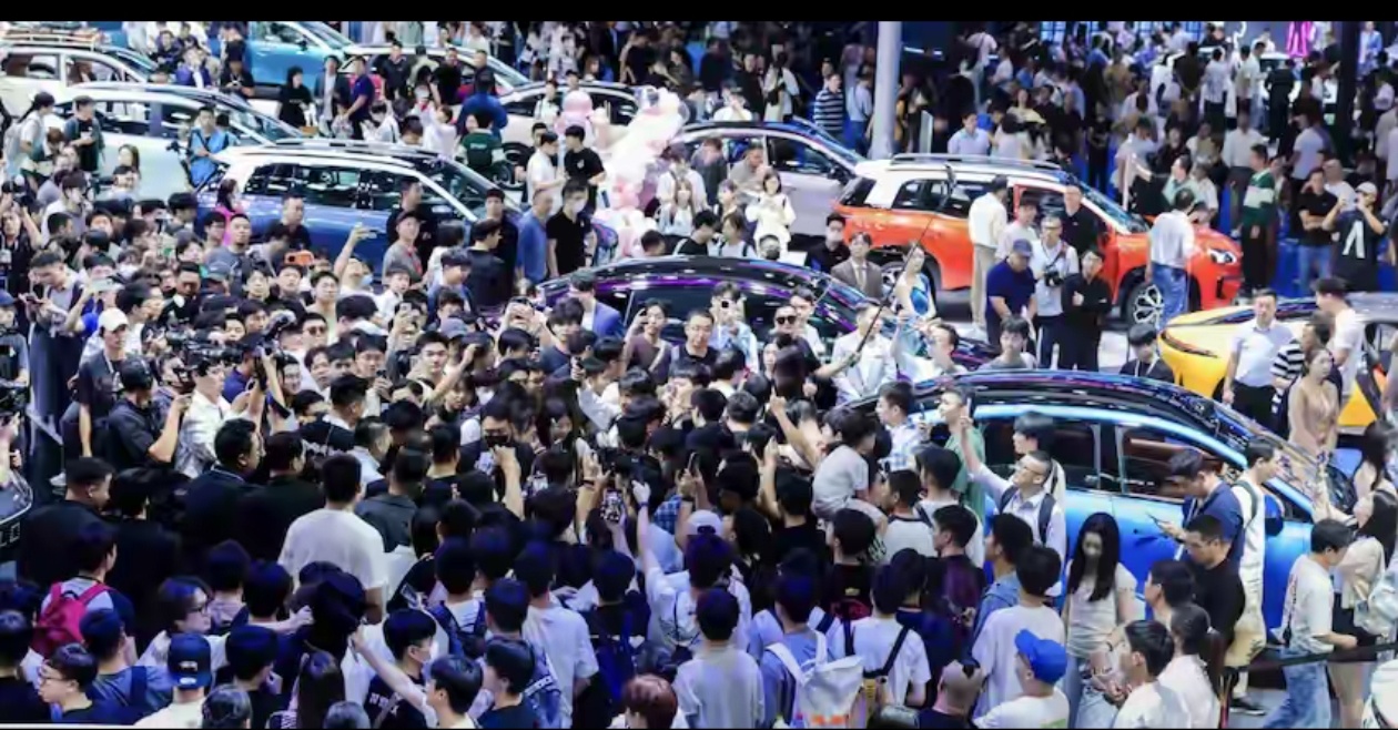 一、10家车企2月销量概览（2026）   统计范围：上汽、吉利、比亚...