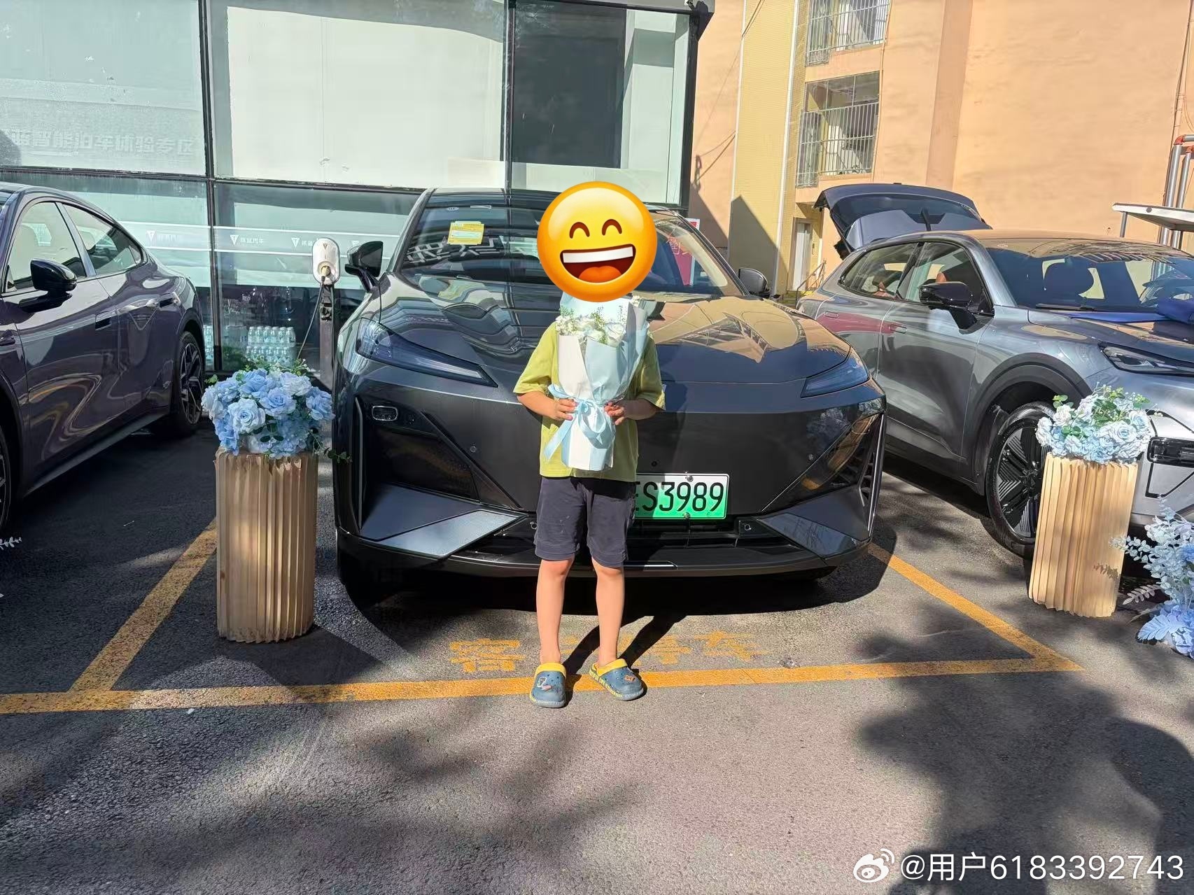 我是深蓝百万分之一
始于颜值，忠于舒适——我的深蓝结缘日，深深烙印在2027年7月20日那个晴朗的盛夏。
那天阳光正好，S07的流线型车身在光影交错中熠熠生辉，每一处弧线都精准勾勒出未来感，瞬间点燃了我的心动；坐进驾驶座时，座椅如云朵般温柔承托腰背，静谧座舱彻底隔绝城市嘈杂，唯有空调出风口细 ​