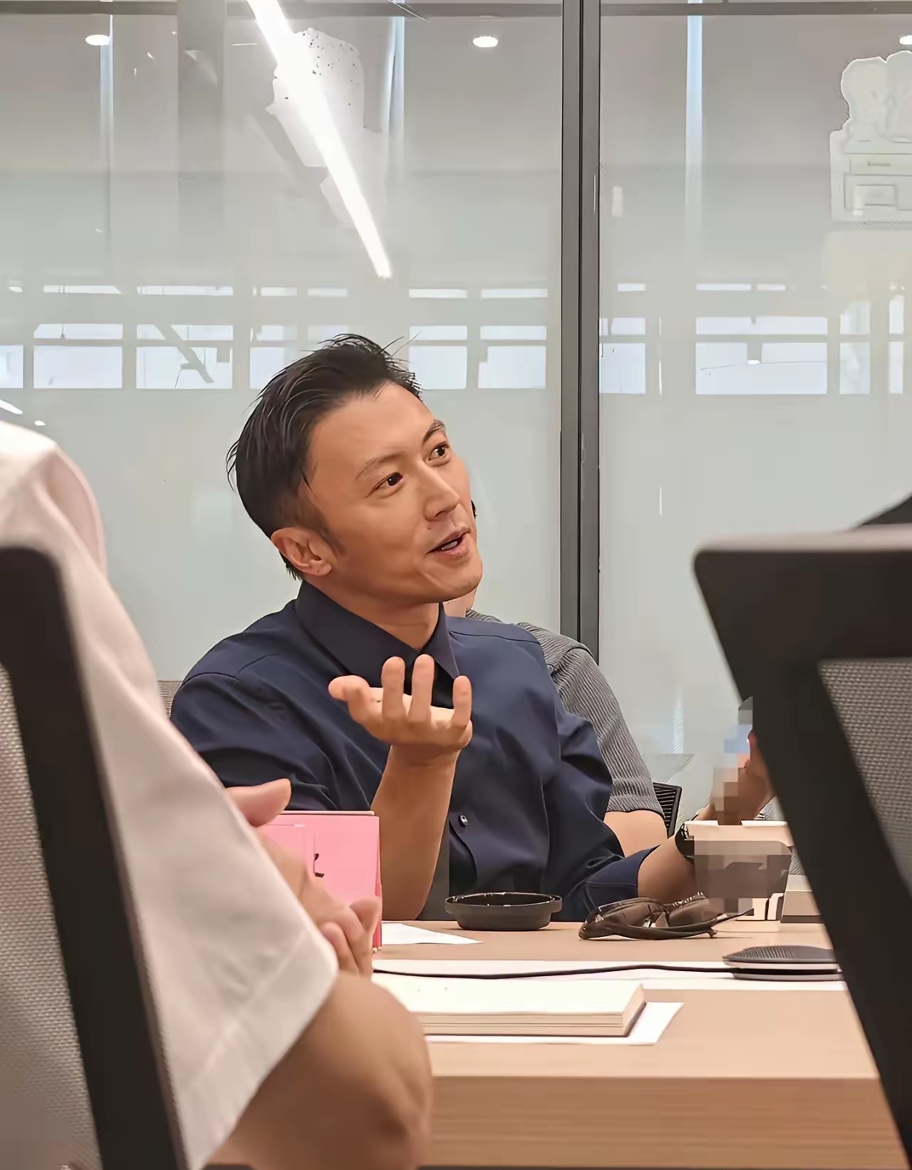 谢霆锋这状态，
在中年男人里面属于佼佼者了，
发量还在，身材还在，
不开滤镜很真实，
不得不说王菲挑男人的审美一流！