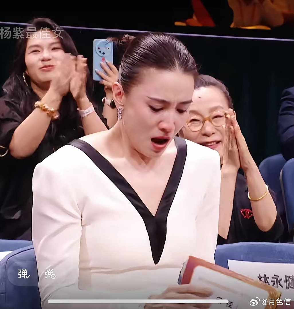 这届金鹰奖是真没什么黑幕啊
​看到宋佳得奖时的表情就知道了，原本四个提名演员还在主持人的引导下往右看，结果突然告诉她们，名字旁边有奖杯的就是最佳女主角，所有人都齐刷刷看着自己的信封
​宋佳激动的放弃了表情管理，直接泪崩了，嘴巴惊讶的都合不上，估计她也有期待过，但是真的知道结果的时候 ​