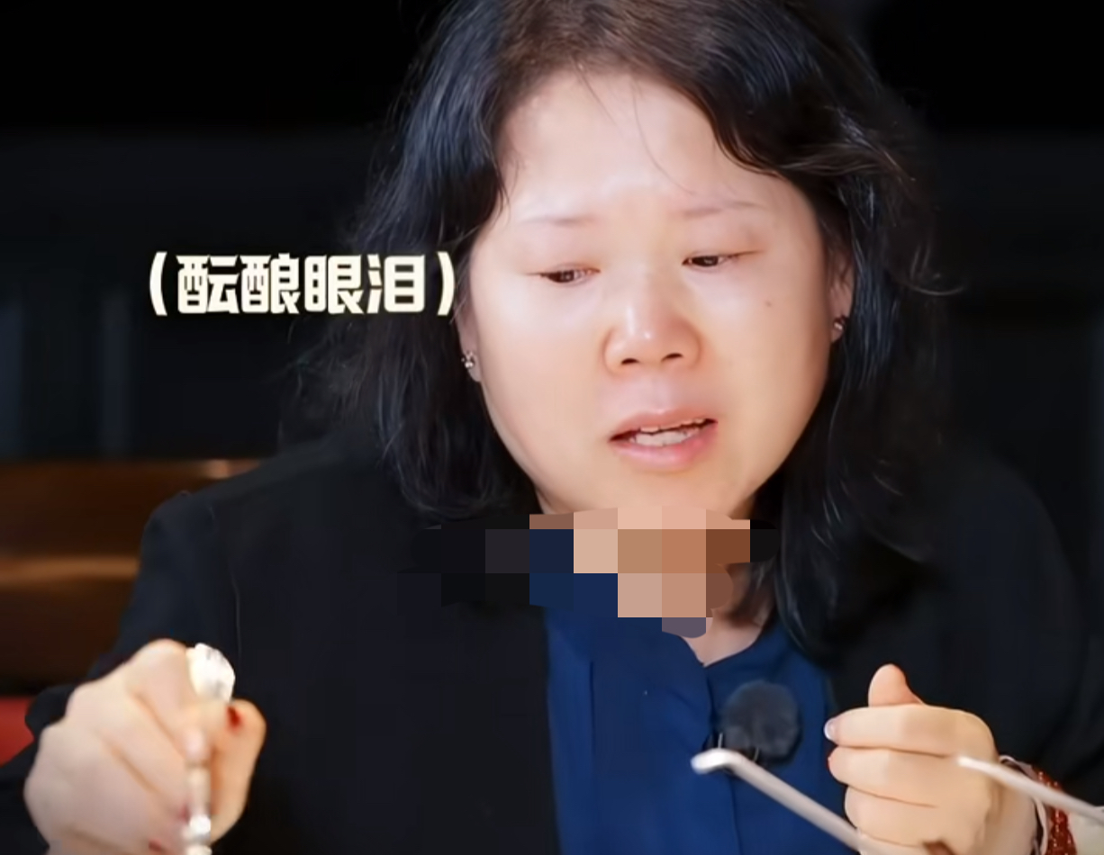 张家齐妈妈写了一封家书
知道的以为是家书
不知道的以为是战书呢！

“妈妈不知道你喜欢什么，你就拿自己的工资，自己买点好吃的和礼物…”哎呦我不行了

关键说着给自己心疼哭了，那么薄的纸巾擦眼泪、一顿抹眼泪、纸没湿
妈妈:为什么不亲
女儿:你要是每周来见我会不亲吗？
妈妈:我们跳过这个话题
经典无法否