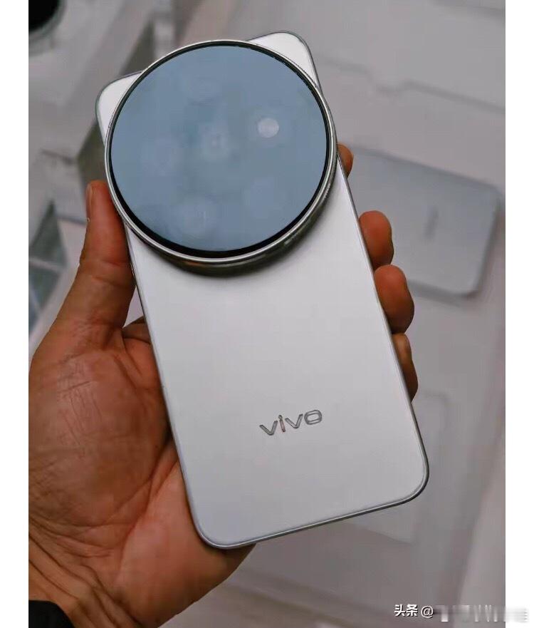 二、性能核心：首发2nm天玑9600 Pro，性能功耗双突破手机的底子，终究要看芯片。根据多方数码博主爆料，vivo X500 Pro Max将全球首发联发科天玑9600 Pro，台积电第二代N2P 2nm工艺打造，采用全新2+3+3全大核架构，两颗超大核主频可达4.55GHz，搭配LPDDR6内存与UFS5.0闪存，是联发科今年的旗舰王牌芯片 ​