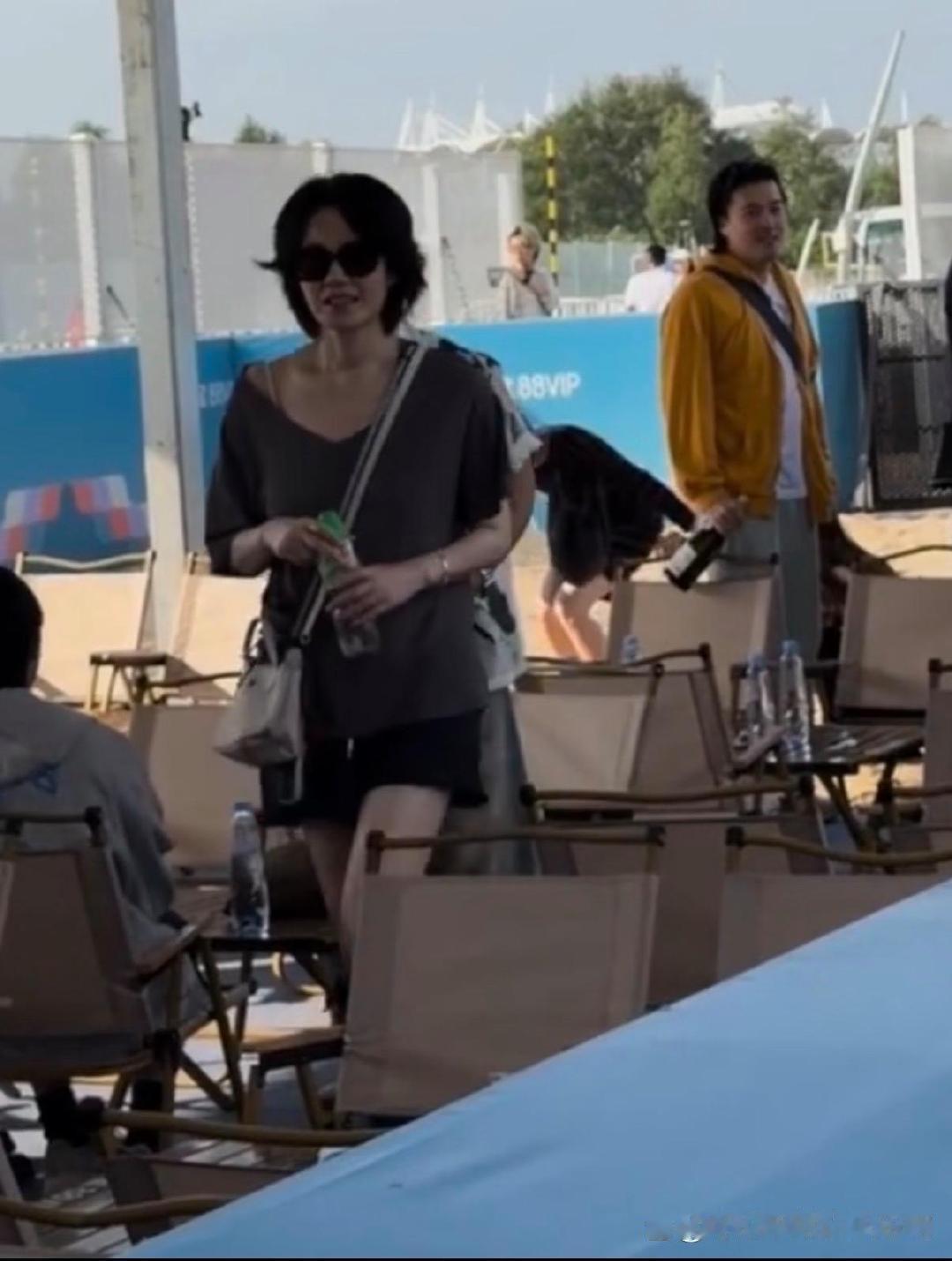 王菲李嫣现身阿那亚，一起看窦靖童演唱会 ​