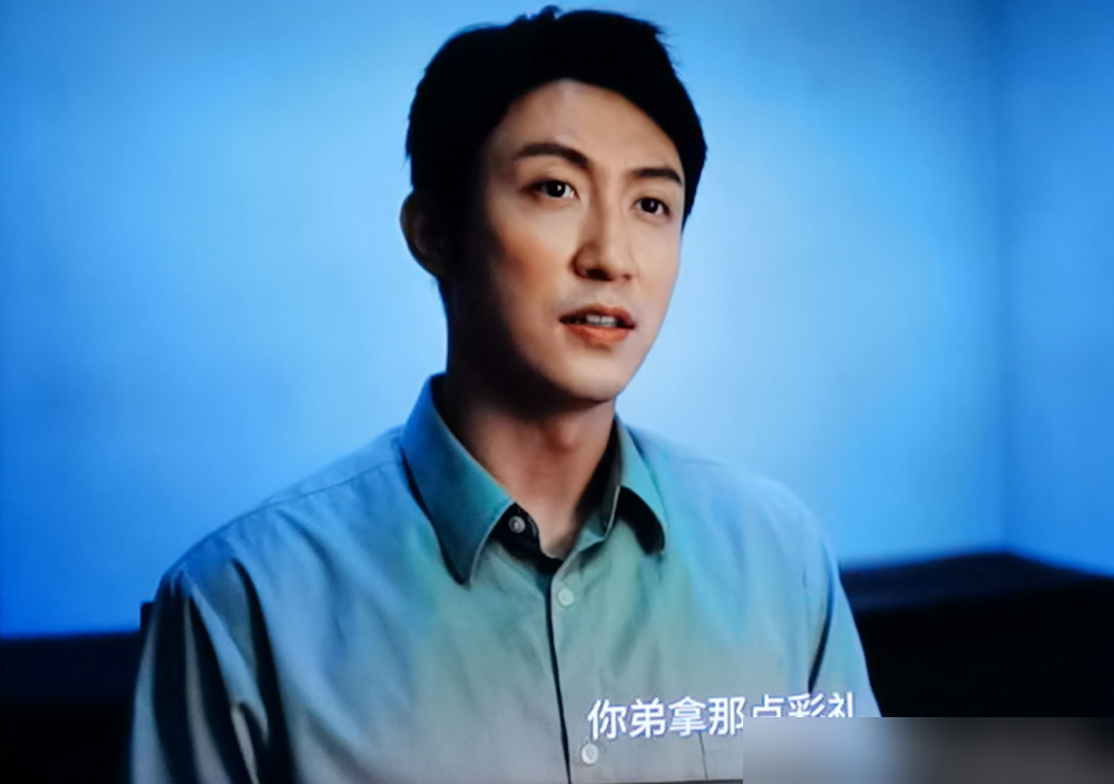 《重器》片酬差40万倍，演技口碑反过来了！
男主黄景瑜拿3200万片酬演主角，演二十出头的法学生。被观众吐槽外形违和，像刚下训练场的特种兵走错文学院，演技三板斧接不住老戏骨的戏。
配角闫佩伦只拿了80块客串费，出场没几分钟。看守所怒斥那段成全剧高光，接茶杯的微表情把强撑的失意体面演活了，全网都夸