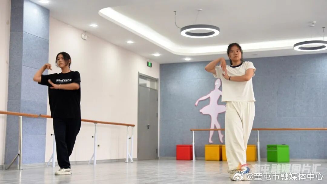 奎屯融媒讯（记者 成晗 通讯员 钟书田）暑期来临，奎屯市返乡大学生以文...