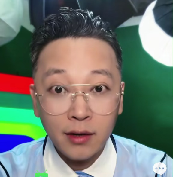 解说员周亮语出惊人，他表示上海申花球员吴曦在国足亚运队还有一个重要任务。
在亚运会国足出线后，解说员周亮表示，上海申花的超龄球员吴曦在场上发挥非常不错，明显高其他球员一档。不过，随后他把眼光转到场下，他表示，吴曦除了打好比赛之外，还有另一个任务。
周亮表示，目前青岛西海岸门将李昊在国足亚运队表现非常不错，能够出线他有很大的功劳。所以，作为球队的队长吴曦，他希望他能够多跟李昊说几句加盟上海申花的事情，相信李昊也会认真考虑这位老队长说的话。这样一来，上海申花下赛季有可能迎来李昊的加盟，门将这个薄弱的位置将迎来加强，对争夺中超冠军很有帮助。
大家怎么看呢？