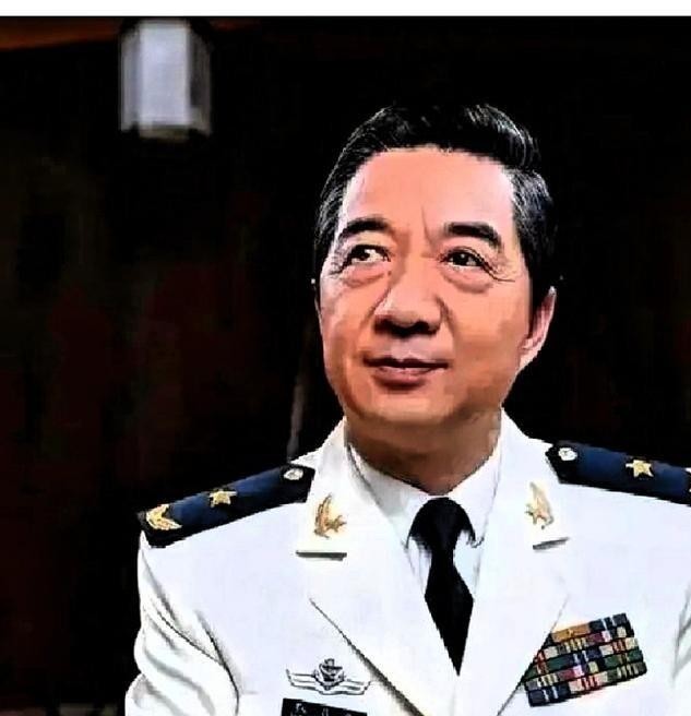 张召忠2015年那句“美国停下来中国追二十年也追不上”，当年听着像盆冷水，现在看真是清醒剂。
2025年福建舰电磁弹射入列，三航母同框，歼-35、空警-600轮番上舰，装备确实硬气了。但局座说的从来不是几件兵器，而是体系。2026年国防预算1.94万亿，明明白白写着优化联合作战、无人智能、网络信息，