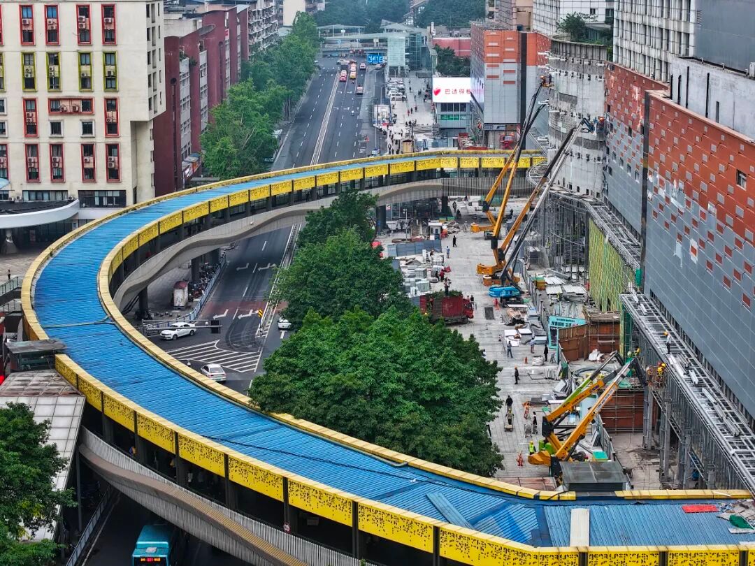 重庆南坪商圈嘉发天地#楼市第一线# 

嘉发天地是南坪商圈正在改造升级的超大型文商旅综合体，前身为上海城，总建筑面积超55万平方米，定位为集购物、文旅、餐饮、酒店等于一体的全时段消费新空间。

项目分六大板块：奥特莱斯、潮玩街区、沉浸式剧场、双五星酒店集群及高空观景台，预计今年年底全面完工。

图源：重庆发布
