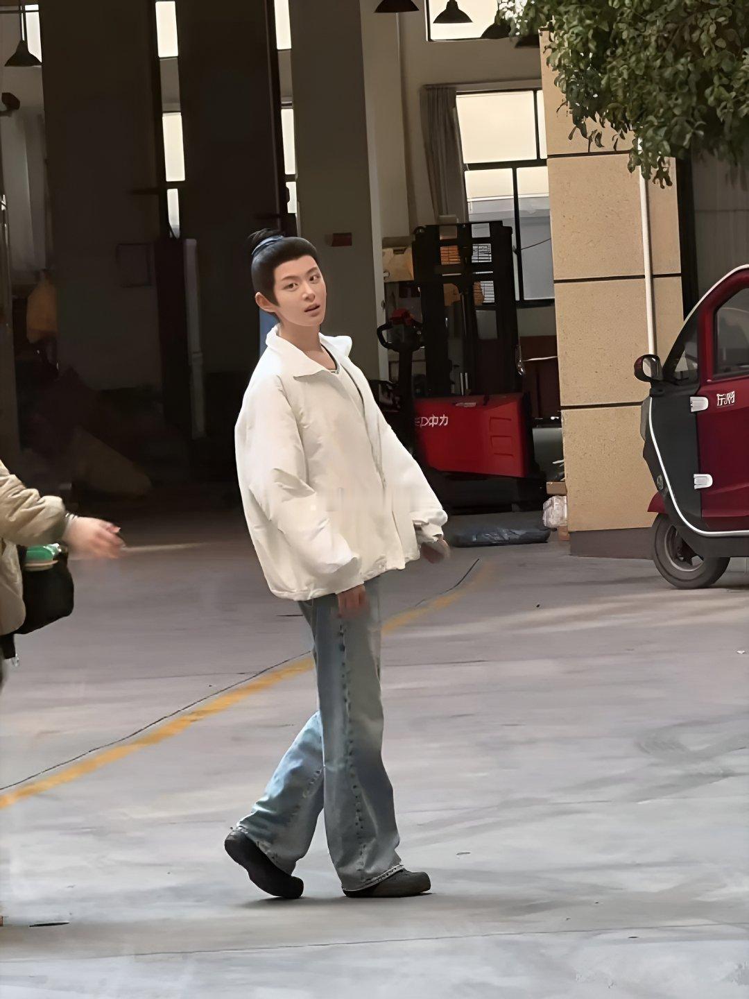 没人猜出来吗？？？这是女扮男装的赵晴！！！ ​