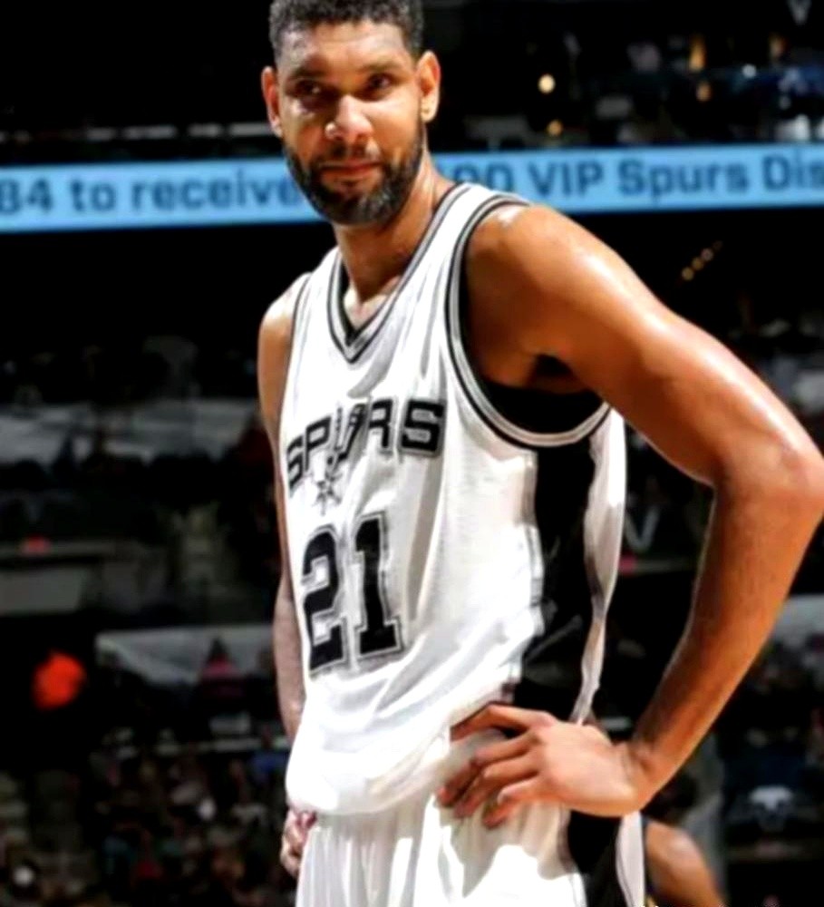 十年前手把手教出来的徒弟，现在荣誉拿得比师傅还多。

NBA搞了个21世纪最强阵容评选。二阵大前锋的位置，把加内特和字母哥推到了风口浪尖。

当年在雄鹿，加内特可是倾囊相授。内线脚步怎么踩，心态怎么稳，一点点给年轻的字母哥开小灶。

如今字母哥手里攥着两座MVP和一座FMVP。硬荣誉摆在桌上，确实盖