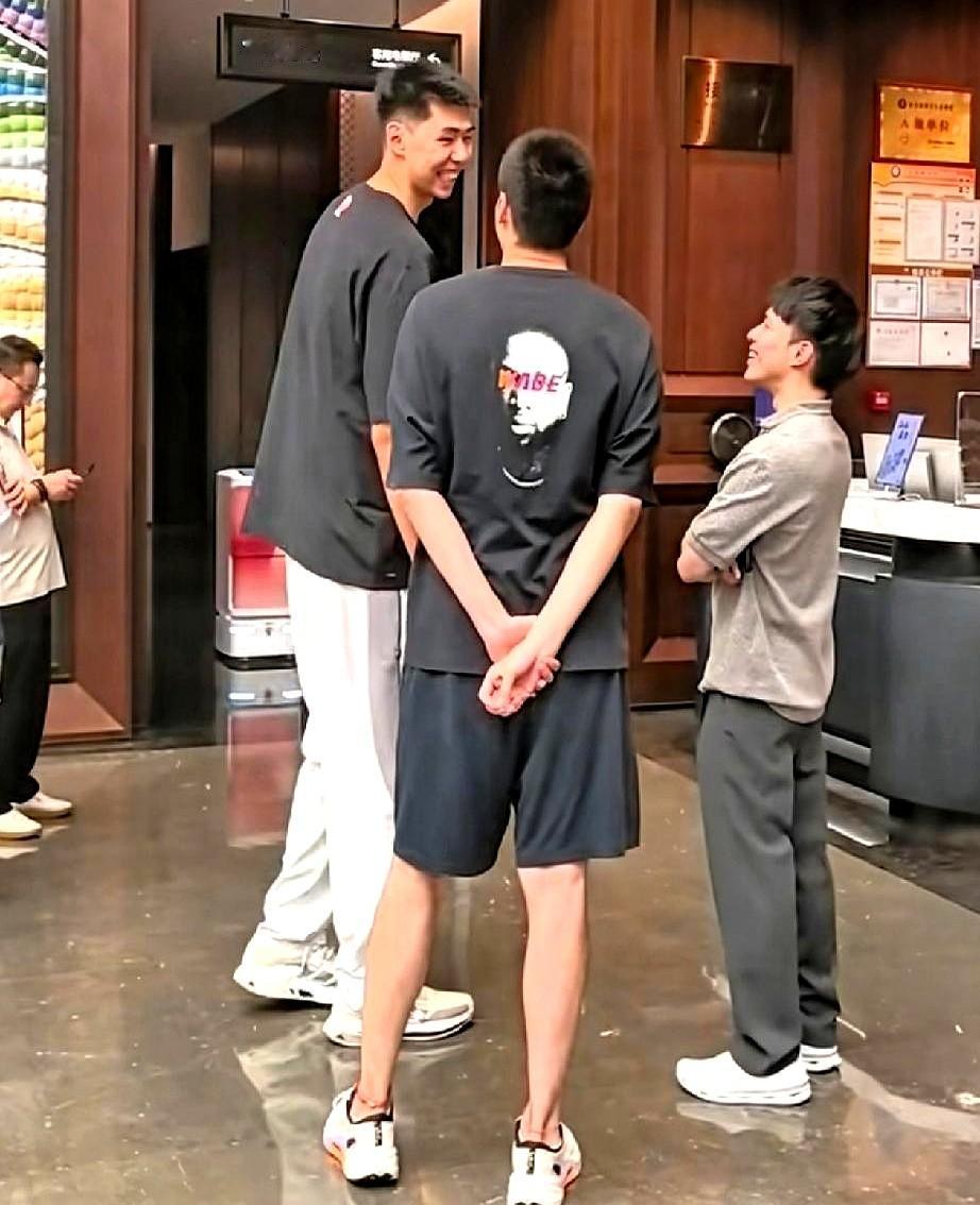 宏远少东家陈浩峰往徐昕跟前一站，真就像个没长大的孩子。

今天上午在汕头澄海白天鹅酒店大堂，徐昕偶遇了陈浩峰和昔日队友任骏飞。三个人碰头直接聊嗨了，徐昕全程笑得合不拢嘴。

最抓人的还是同框画面，徐昕这静态天赋杵在那，巨大的身高差直接把旁边的少东家衬托得无比娇小，视觉冲击力太强。

休赛期碰见老熟人