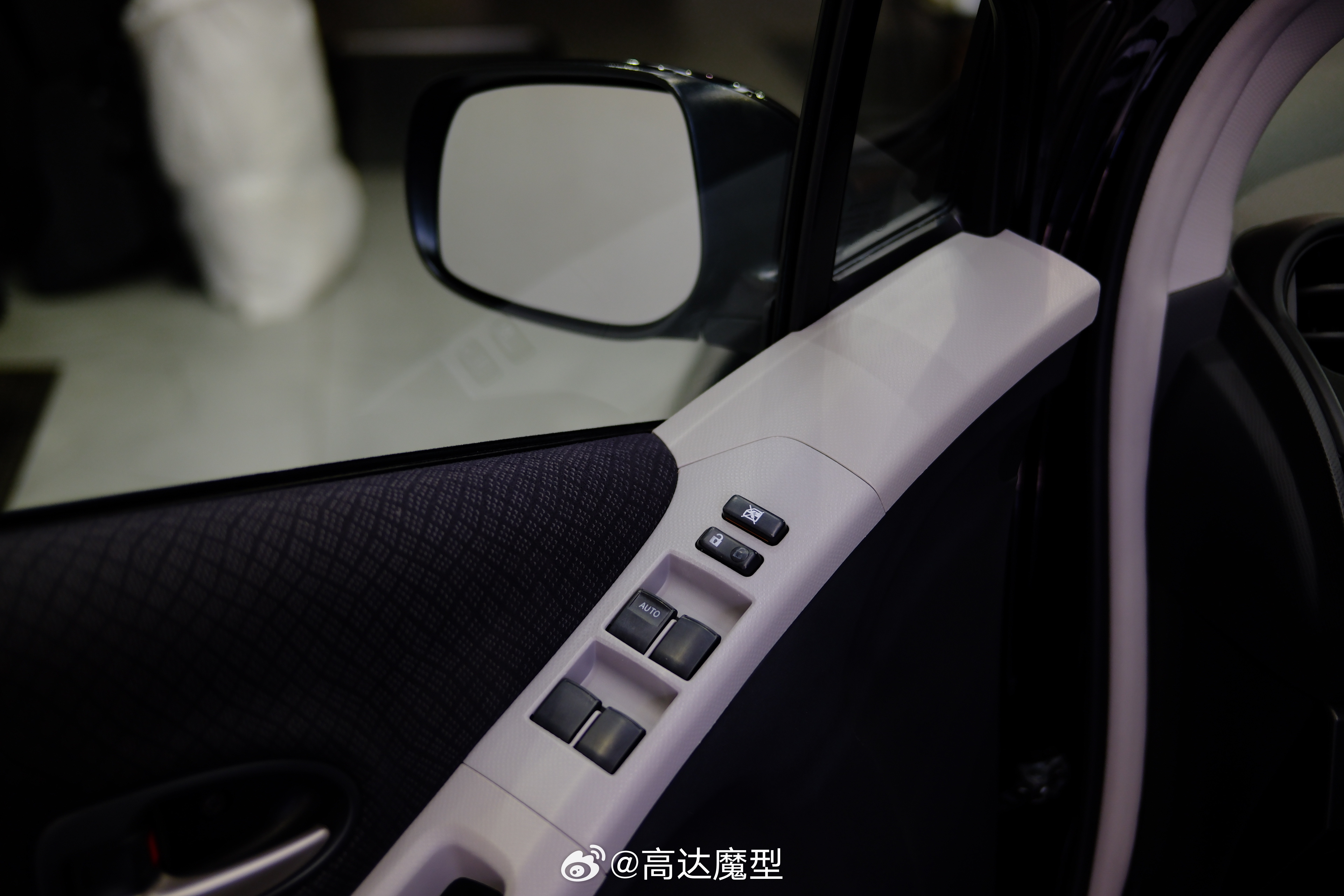 又整备了一台雅力士RS，车主一手车，底盘和机械部分都没问题，就是放太久外观内饰太狼狈，这次里里外外小翻新一下，能保留原漆的地方都只是做了抛光处理，实在说不过去的地方和塑料件重新喷漆。

虽然说整备的钱可能都够再买一辆车了，但是一手车就是一手车，我相信会有人能体会自己的老车焕然一新的成 ​