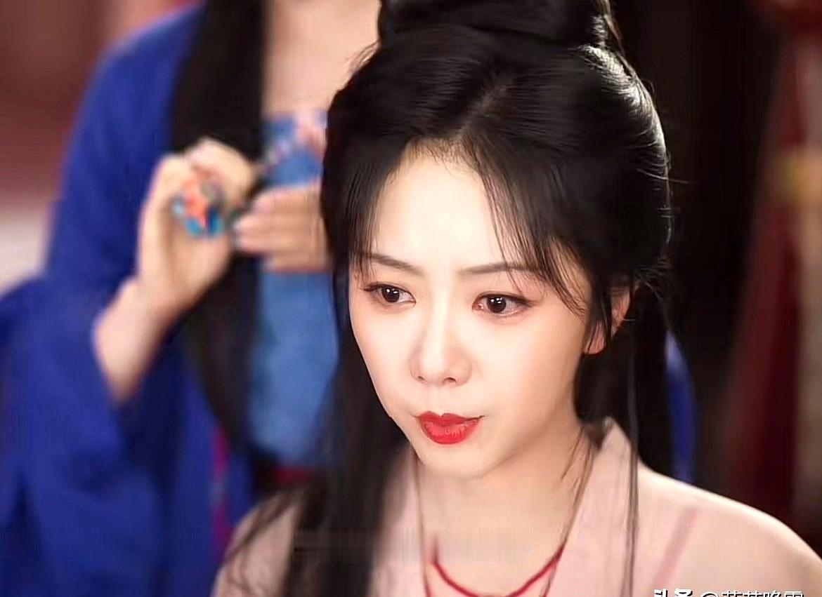 谁说青楼戏只能演争风吃醋？谭松韵和刘美含硬生生把《兰香如故》演成了把对方拽出泥潭的生死局。

眼看兰香就要折在青楼里，吕戢儿一把将她死死护在身后。这不是抢客，是拼命。当初兰香几句悄悄话，把吕戢儿从鬼门关拉了回来。如今吕戢儿豁出一切，把兰香推出了这吃人的火坑。

逃出去就完了？没过多久，兰香带着真金白
