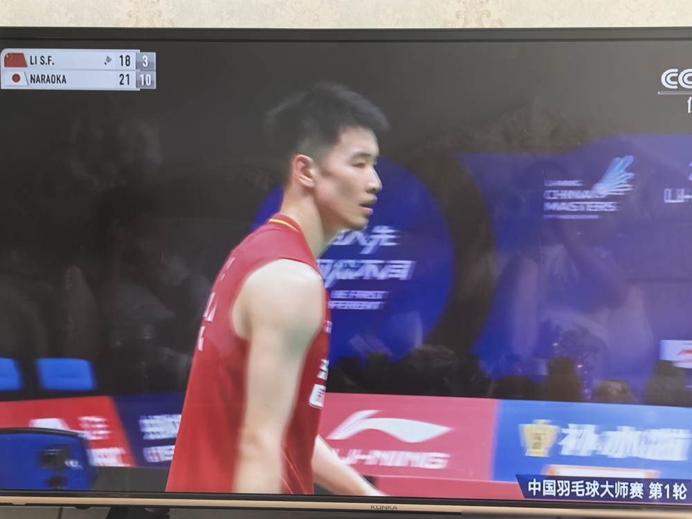 半小时被人打崩淘汰，国羽一哥究竟怎么了？
最近全网都在喷国羽。女单被安洗莹碾压，男单石宇奇更是连着两站大赛一轮游。
9月1日的大师赛最惨，打新加坡选手只撑了30分钟。积分大出血，排名直接从世界第一，暴跌到第六。
骂他没斗志的声音铺天盖地。但真相挺扎心，他赛后交底了：刚退了一周的低烧，脚踝旧伤连