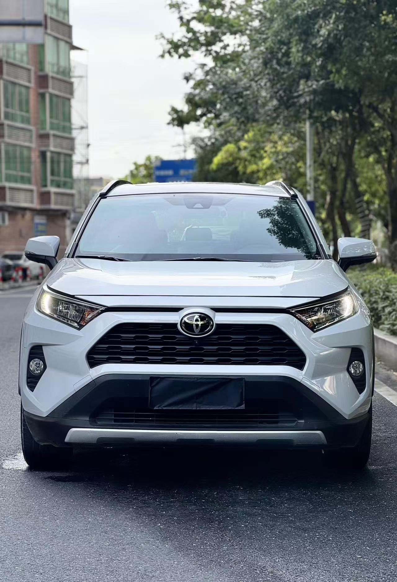 预算10万，不少家庭会陷入选择难题，是入手一台全新国产SUV，还是挑选一台二手丰田RAV4荣放。两种方案适合不同用车需求，客观聊聊各自的优缺点，帮大家把钱花在刀刃上。
10万预算，新车能够买到配置丰富的国产紧凑型SUV，享受完整原厂质保，没有二手车事故、泡水、调表的风险，车机功能丰富，内饰设计新潮，