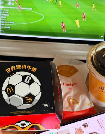 M家的世界杯足球饱饱🍔😋好吃捏<br />小姐姐也是看球上瘾了⚽️