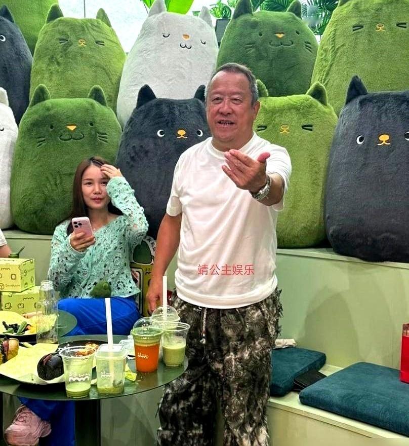 73岁的影坛大佬，正穿着花裤子蹲在佛山街头整理破纸箱。

白T恤配大裤衩，曾志伟站在收银台前熟练地扫码装袋。货架空了，他转身抱起一摞纸箱蹲地上拆解。没人敢信，这是那个呼风唤雨的TVB前高管。

他这家面包店吐司只卖十几块。开业时张学友、梁朝伟的花篮摆满街口。路人凑上去要合影，他在衣角上蹭蹭手，咧嘴笑