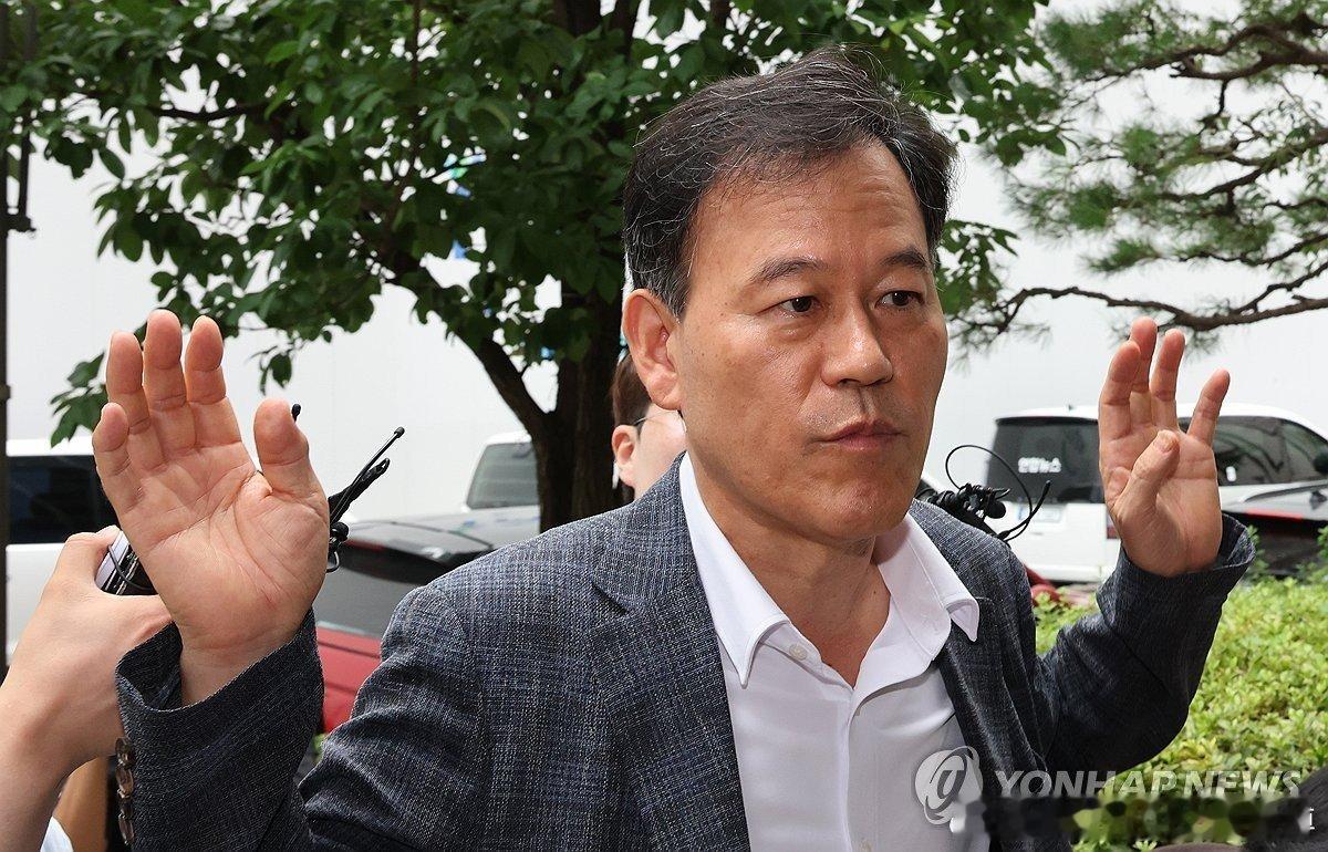 【金建希因涉嫌不当干预总统官邸搬迁工程被起诉】#韩国时局# 韩国负责调查前总统尹锡悦和夫人金建希弊案的第二期综合独立检察组（独检组）18日对涉嫌不当干预总统官邸搬迁改造为由，对金建希和最大在野党国民力量议员尹汉洪提起公诉。 ​