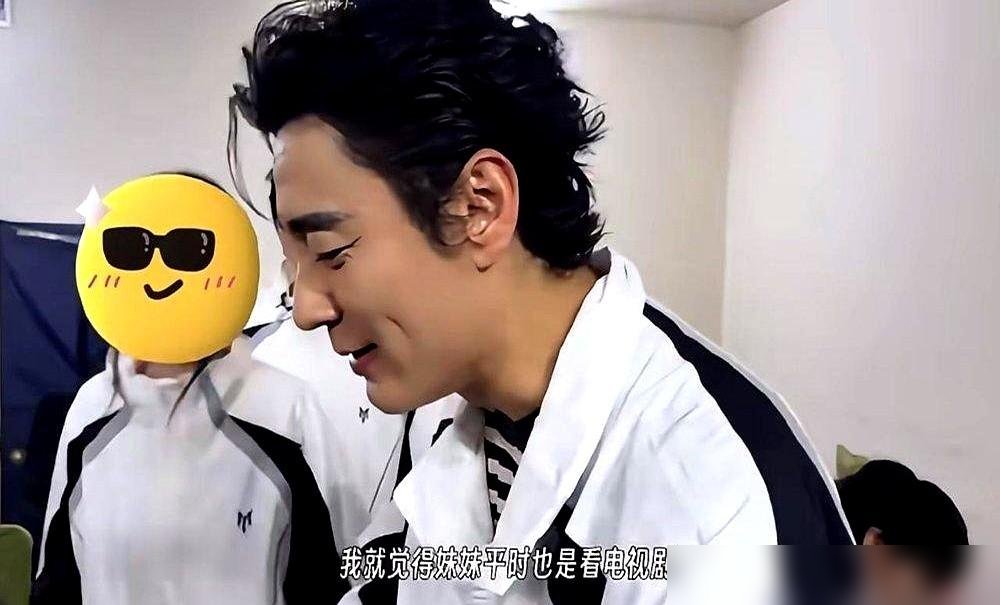 饭局上，孙楠女儿直接越过李光洁，找王赫野合影。换别人，场面多少有点尴尬。李光洁愣了一秒，自己乐了：“合着我是空气呗？”说完掏出手机，主动给俩人补拍了好几张。
这事儿放别人身上，可能就过去了。但李光洁这人，真有点东西。录《披荆斩棘》时脚踝扭伤，三公照样上台唱跳，拉票环节一个字没提。粉丝后来看回放才发