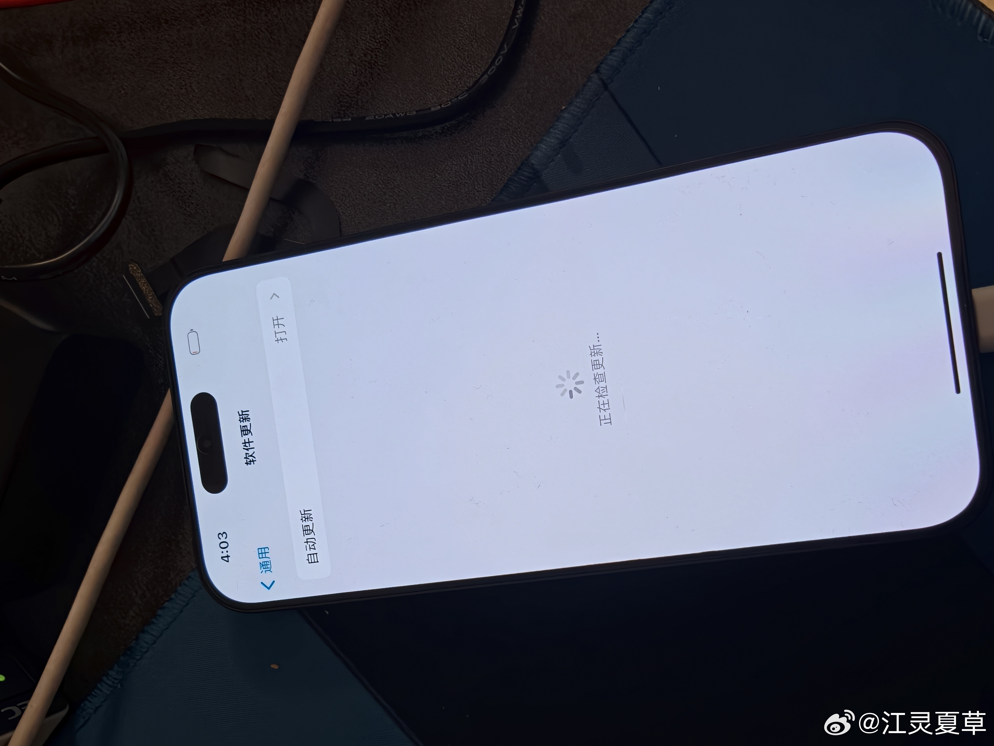 成功在红米 K90 Pro Max 上运行 iOS 17。
并且完成了 GPU 及多核和 120 Hz 高刷，还有 USB 通道
在我去上海参加 miku 演唱会之前，我看看能不能搞定 WiFi 和屏幕亮度，以及 ipa 侧载。如果后续条件允许的话，或许可以搭建一个私有的服务器环境来实现一些功能🤔🤔🤔
目前相机，电源键、音量键、基 ​
