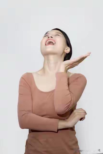 老公有个朋友姓王，六十岁了，是当地少有的大老板。他的爱妻在十年前因病突...