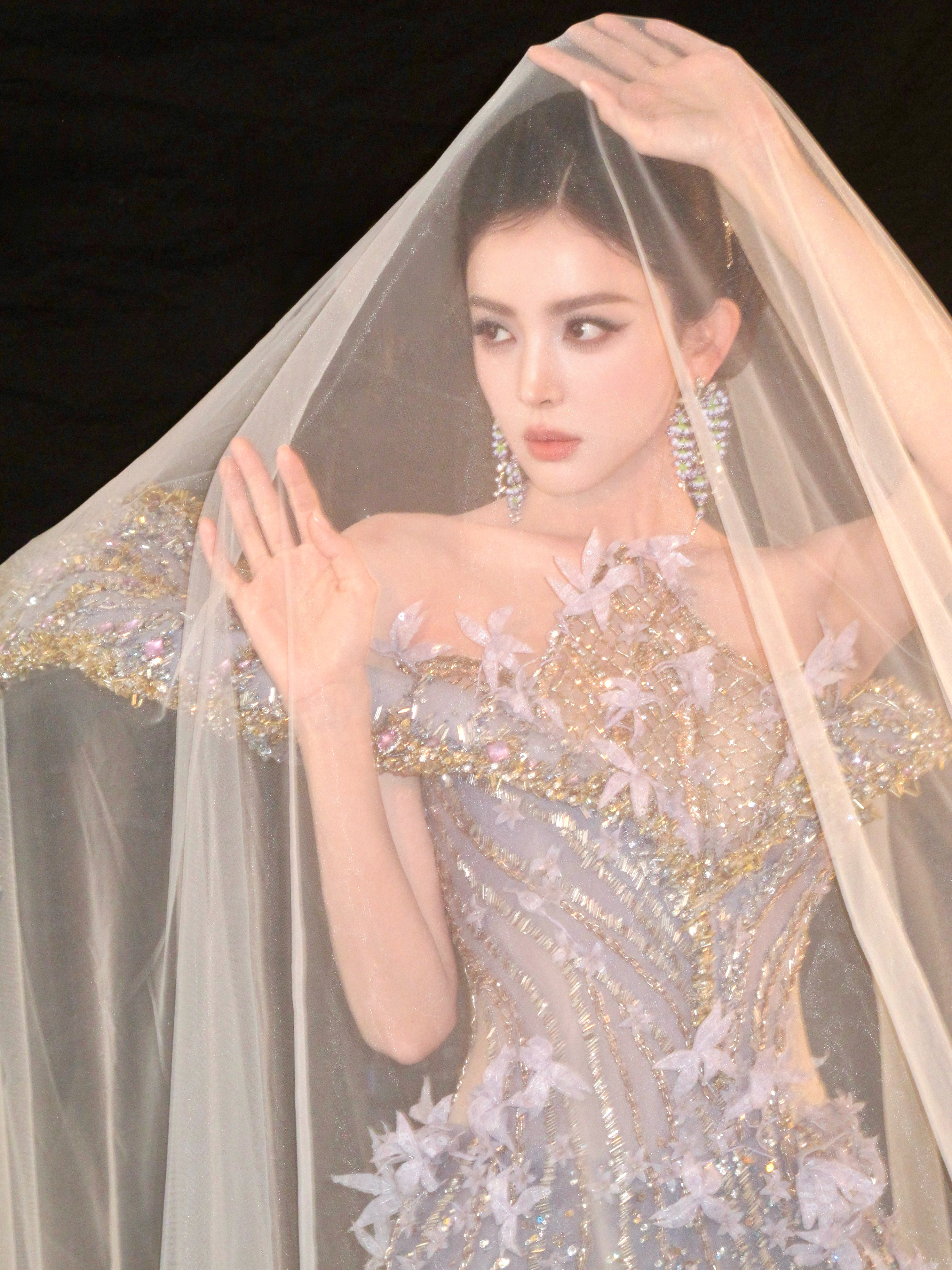 #娜扎[超话]#  不言，万物皆静，灰紫的底片已经定格，走过的每一帧，都会留在暗夜
look1ccd送达～ ​