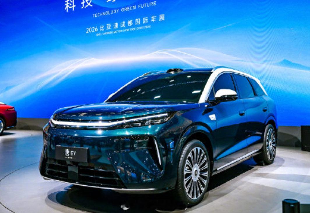 #第三代唐成都车展首发亮相# 又是一台定位大五座科技旗舰SUV
没错和我们熟悉的大七座全尺寸SUV大唐有点关系
因为是唐家族“双旗舰”这么一个标定逻辑
关于这台车有几个比较大的产品点
云辇-A双腔空悬
天神之眼B
35.4英寸远端星环屏
另外就是大家现在的刚需大5座
另外给了个时间点
今年四季度上市 ​
