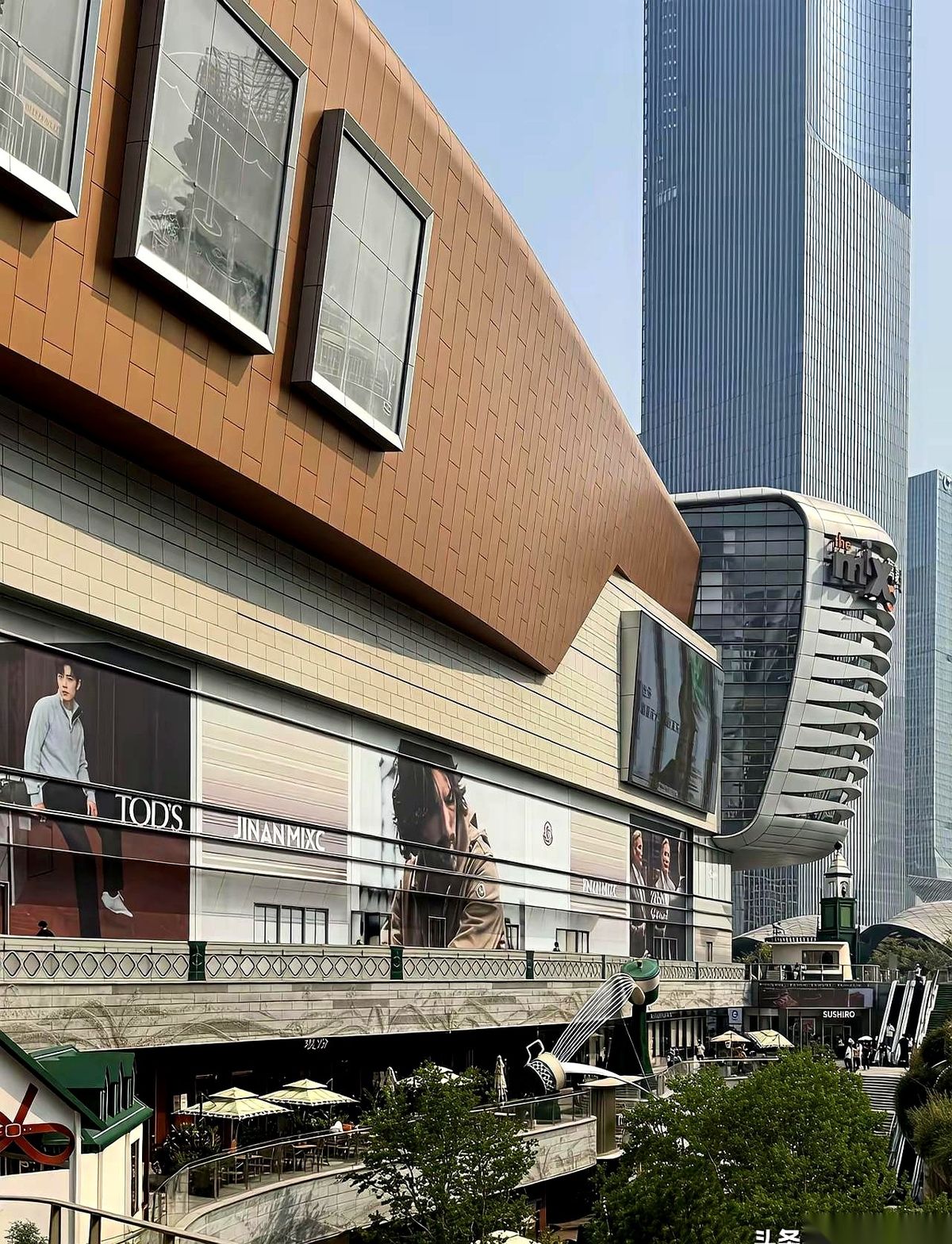 淮安的万象城开门迎客，徐州的德基也在掐着日子赶工，苏北的商业地图一变，宿迁的讨论声跟着响了起来。
周末街头人头攒动，万达和吾悦里奶茶排着长队、餐馆叫着号，但转来转去，很多人手里拎着的还是熟悉的那几个牌子。不少人翻着隔壁城市的开业视频，心里直犯嘀咕：宿迁的商场什么时候能再往上跨半步？
苏北五座城市摆在