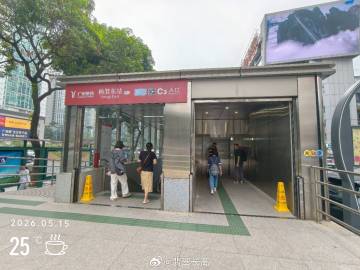 第一次坐10号线，新线就是漂亮，终点站杨箕东站早高峰人流都很少～