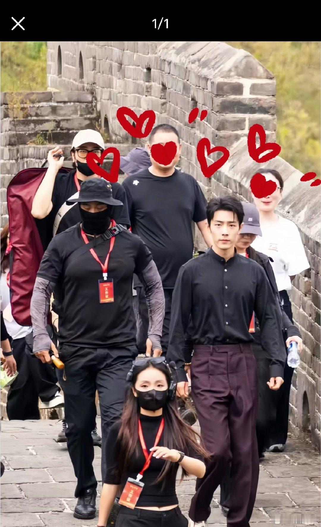 网友偶遇肖战去长城拍摄！！！希望能复刻《梦中的那片海》肖春生的“天高云淡，望断南飞雁”[期待][期待] ​