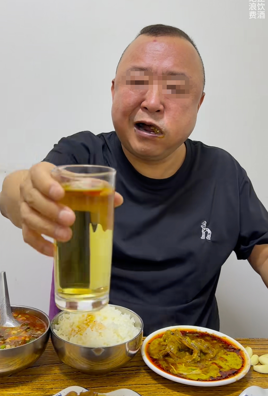 这个乌兹别克小哥吃手抓饭的样子说实话在我眼里其实吃相非常得体了。
抓饭攥得贼瓷实还能全塞嘴里而且闭着嘴嚼，衣服干干净净板板正正的，唯一难受的应该就是大戒指了，很容易让人联想到戒指缝里都是哈喇的油……但就算这样在我眼里也比一些吧唧嘴吃播顺眼一万倍。图2放个我最近总能刷到的吃播当反例， ​