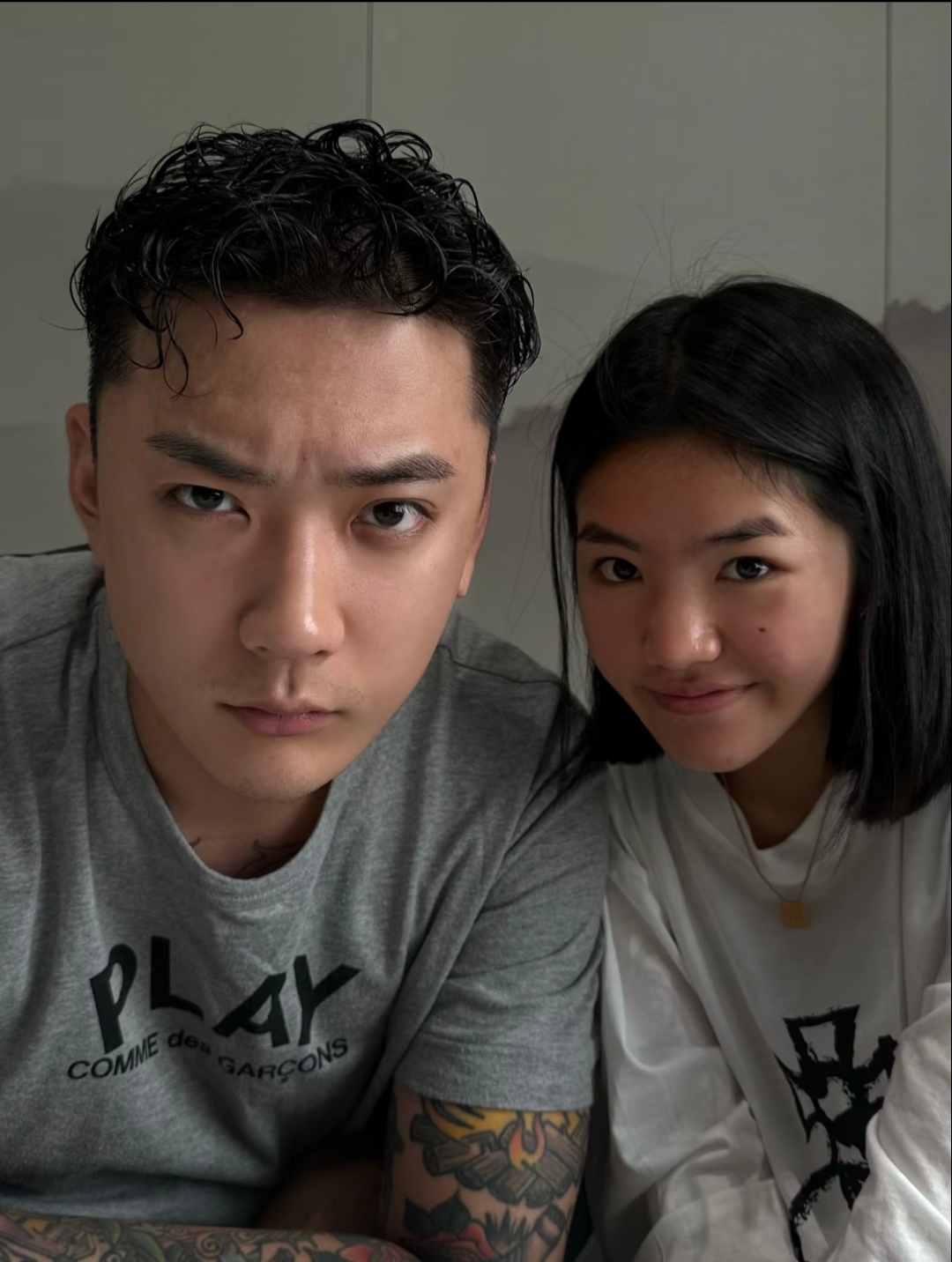 崔晋李勒优，谁对谁错，
我不评价，
但有一件事，我敢肯定，那就是即使没有崔晋，李勒优过得也不会差。

李勒优本身就是一个能吃苦、爱读书的姑娘，在云南时学习就很优秀。

如果她没有在高三下半年被接去大连，没有每天忙着拍视频，以她的努力，或许高考成绩会更好。

而且李勒优的房子是政府资助盖的，也不是晋妈