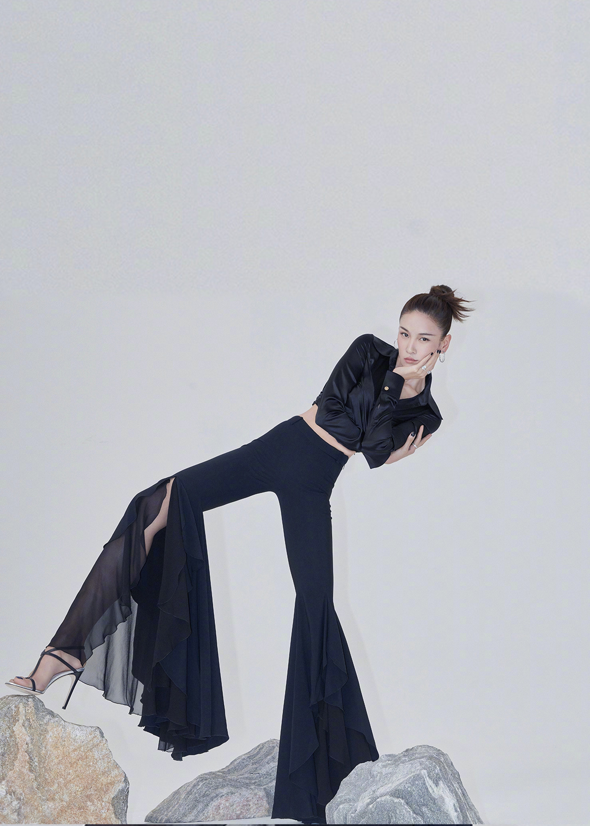 性感御姐，张蓝心的大长腿玉足，谁看了不迷糊呀！