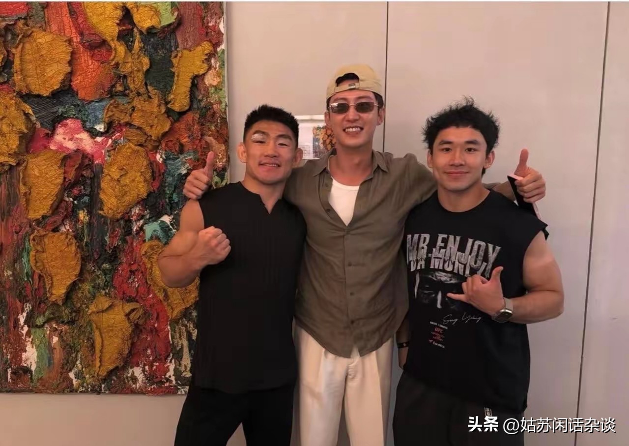 黄景瑜确实高，宋亚东标准净身高173厘米，黄景瑜最少183厘米以上。