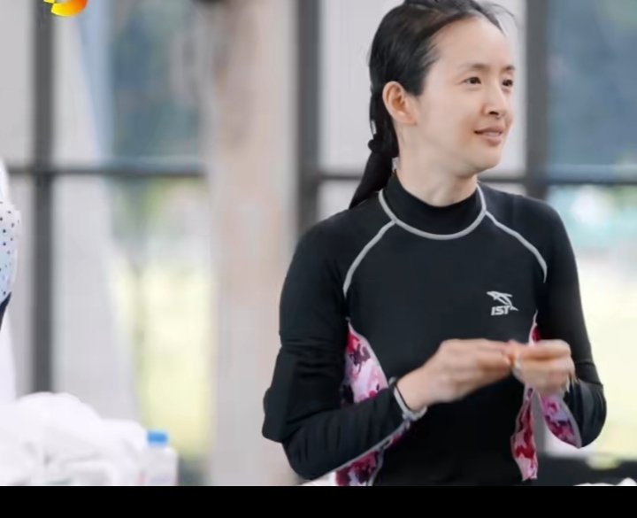 《花儿与少年8》下期预告中，林依晨与王可换房后独自睡在沙发上，被邓为、王星越、王可三人发现后，现场秒变“全员抢着道歉”的名场面。  一、核心事件：一场沙发引发的集体自责- 事件经过：预告显示，林依晨与