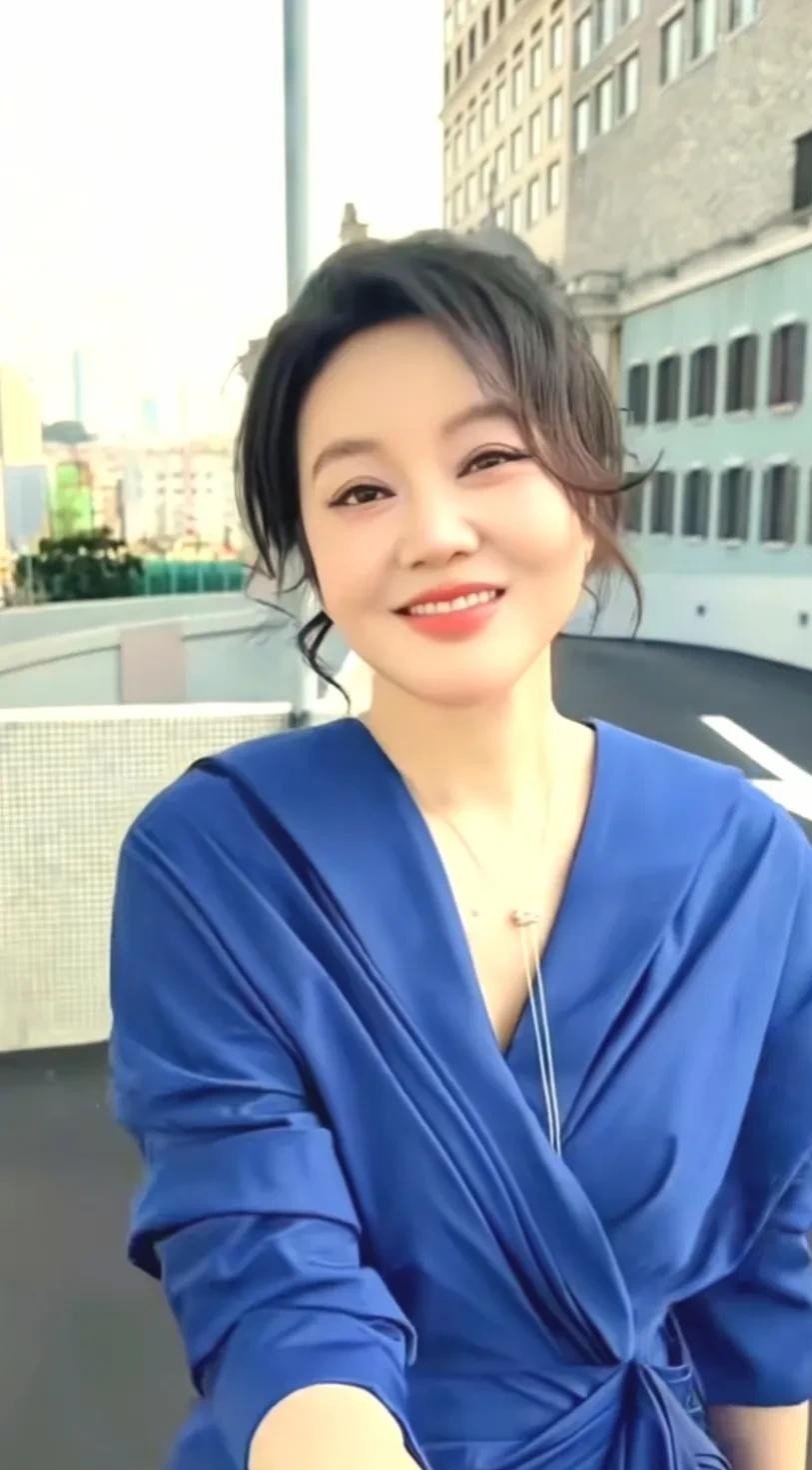 50岁的李乃文想去给闫妮当贴身助理，结果当场被对方用灵魂三问给干沉默了。
原本就是台上一句玩笑话，李乃文主动搭茬，说想给人当小跟班顺便偷师学戏。
结果闫妮眨巴着那双标志性的迷糊大眼，上下打量了他好几秒，整个人晃晃悠悠地冒出一句：“这个年龄……剧本、椅子，还有水杯，你都能记住吗？”
这几句话杀伤