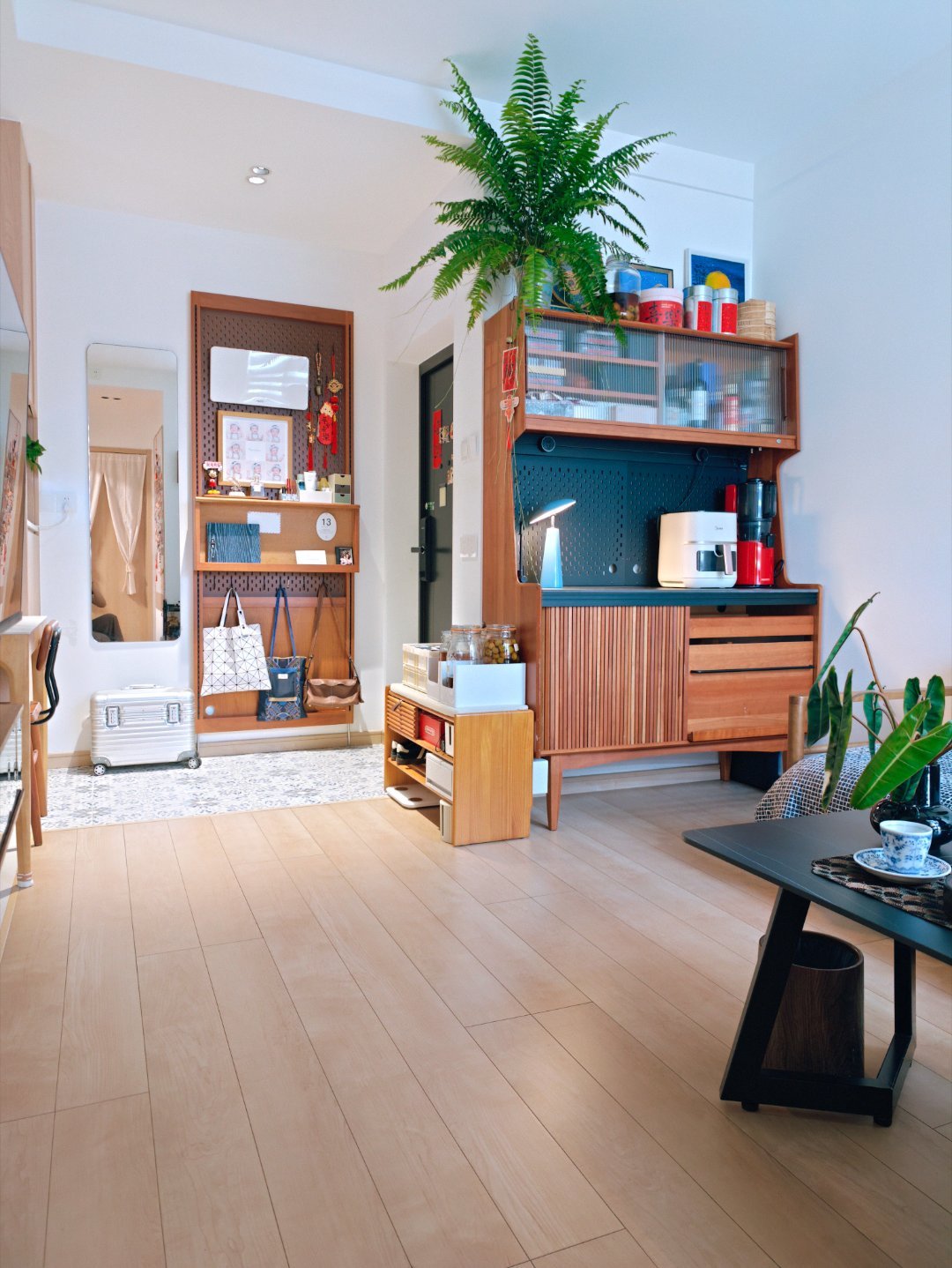 🏠套内40m²案例拍摄🤳🏻充满生活气息的小户型，真的是每一平米的边边角角都给利用上了！玄关，开放式餐厨，客厅沙发电视，两卧，三分离，衣帽间各种各样功能都塞下了一个也不少！.菇菇菇在上班的路上🍄美好家打造指南