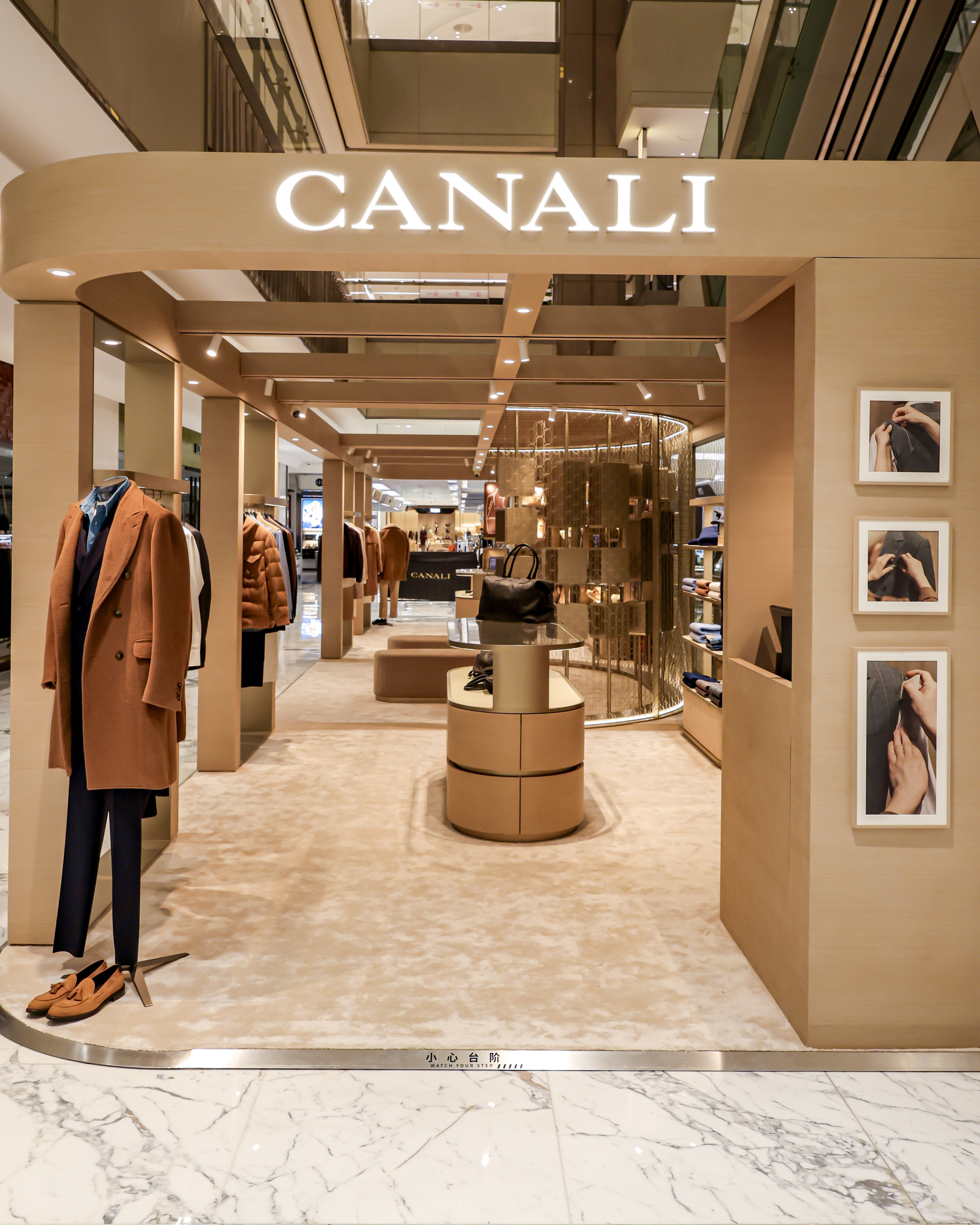 #uno daily# 近日，CANALI「Under the Surface 表象之下，方见真章」主题快闪空间于北京SKP一楼中庭启幕。演员与CANALI品牌挚友受邀出席，亮相活动现场。

本次快闪以沉浸式空间呈现意大利精裁工艺与匠心细节，深入探索藏于面料与廓形之下的考究结构，诠释CANALI九十余年来对精湛 ​