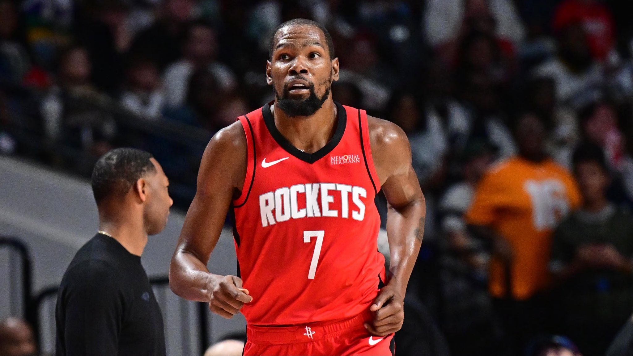 NBA历史季后赛场均得分榜（至少出战100场）：

1. 迈克尔·乔丹 — 33.4分
2. 凯文·杜兰特 — 29.3分 🚀
3. 杰里·韦斯特 — 29.1分
4. 勒布朗·詹姆斯 — 28.2分
5. 尼科拉·约基奇 — 27.4分
6. 埃尔金·贝勒 — 27.0分
7. 斯蒂芬·库里 — 26.8分
8. 哈基姆·奥拉朱旺 — 25.9分
9. 科比·布莱恩特 — 25. ​